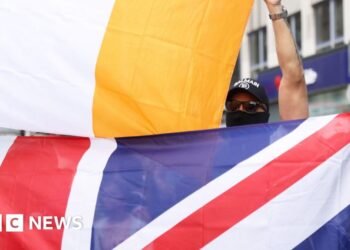 Belfast arde por segundo día en una violenta oleada anti inmigración instigada por grupos ultras