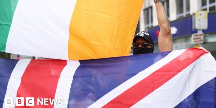 Belfast arde por segundo día en una violenta oleada anti inmigración instigada por grupos ultras