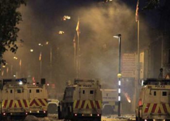 Belfast sufre una segunda noche de violencia contra los inmigrantes pero con focos más reducidos