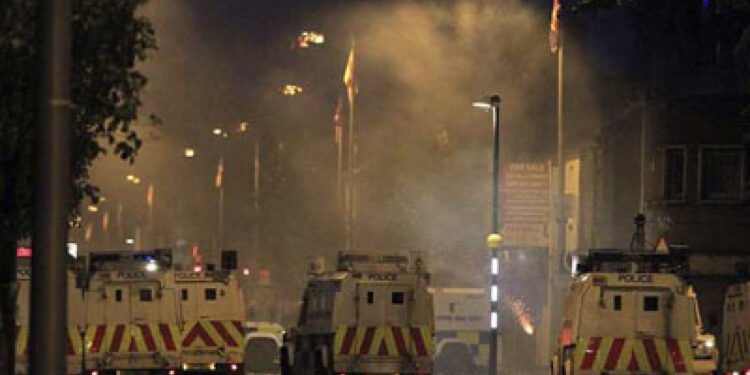 Belfast sufre una segunda noche de violencia contra los inmigrantes pero con focos más reducidos