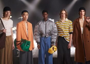 Bruselas exhibe la evolución histórica del minimalismo en la moda