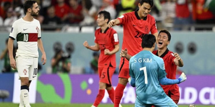 Corea levantó su juego para vencer a República Checa 2-1 y presiona en el Grupo A