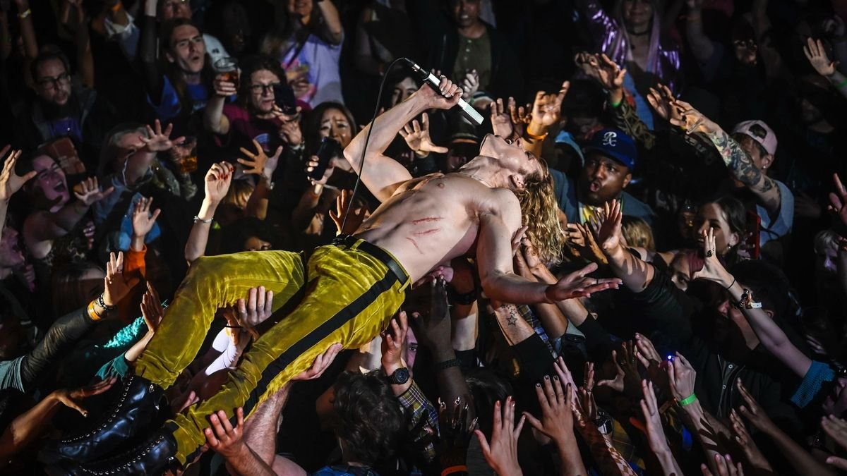 Lestat haciendo crowdsurfing en la nueva serie de AMC+.