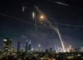 Irán dispara misiles contra Israel por primera vez desde el alto el fuego, tras bombardear Netanyahu los suburbios de Beirut