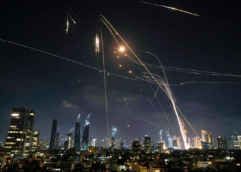 Irán dispara misiles contra Israel por primera vez desde el alto el fuego, tras bombardear Netanyahu los suburbios de Beirut