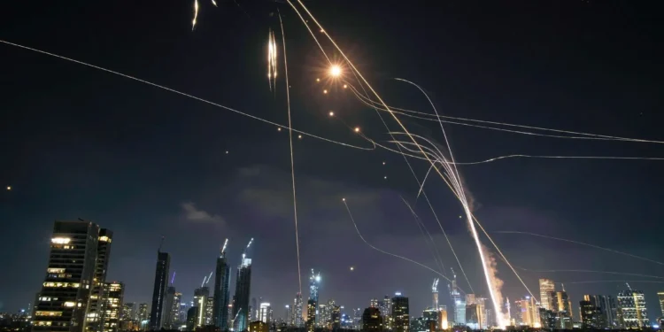 Irán dispara misiles contra Israel por primera vez desde el alto el fuego, tras bombardear Netanyahu los suburbios de Beirut