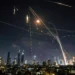 Irán dispara misiles contra Israel por primera vez desde el alto el fuego, tras bombardear Netanyahu los suburbios de Beirut