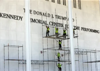Retiran el nombre de Donald Trump del Centro Kennedy por orden judicial