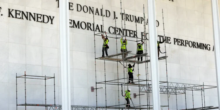 Retiran el nombre de Donald Trump del Centro Kennedy por orden judicial