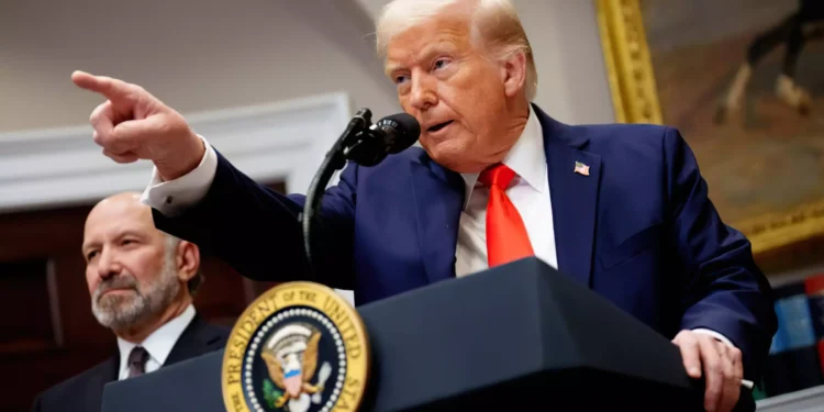Trump firma por sorpresa el acuerdo de paz con Irán en el palacio de Versalles