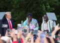 Trump pone la música, Europa la letra