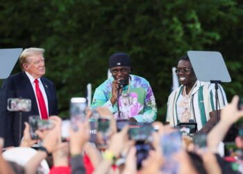 Trump pone la música, Europa la letra