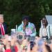 Trump pone la música, Europa la letra