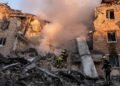 Un ataque ruso masivo envuelve en llamas la histórica catedral de la Dormición de Kiev