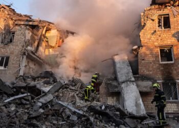 Un ataque ruso masivo envuelve en llamas la histórica catedral de la Dormición de Kiev