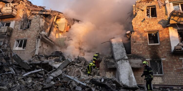 Un ataque ruso masivo envuelve en llamas la histórica catedral de la Dormición de Kiev