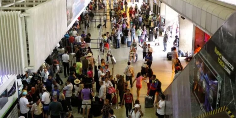 Gobierno prevé retomar vuelos internacionales usando pista paralela del aeropuerto de Maiquetía